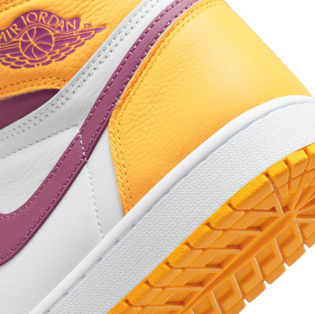 Jordan 1 Retro High OG University Gold/Light Bordeaux (’Brotherhood’) - 9.5 - Sneakers