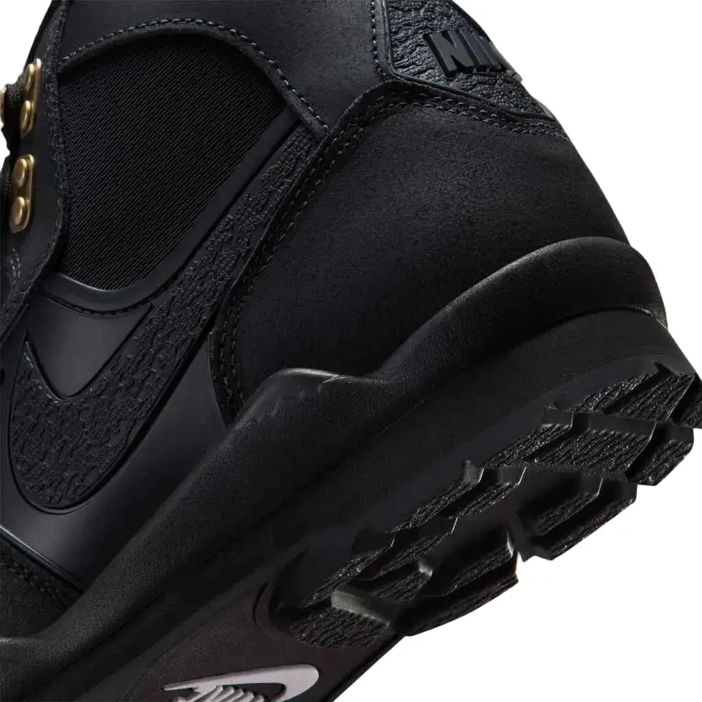 Nike Baltoro Black Metallic Gold - Sneakers