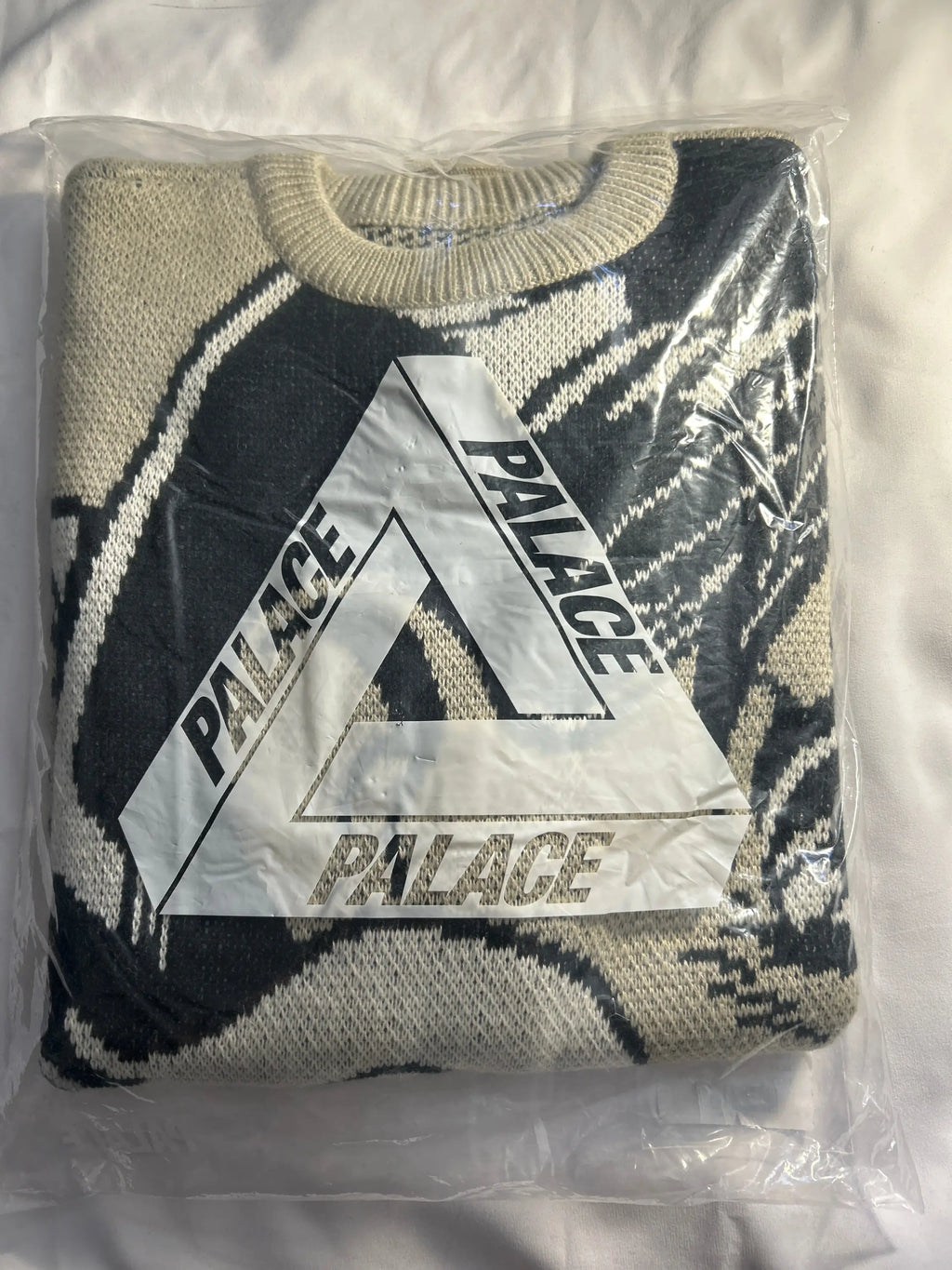 Palace Rear View Knit Gray Medium